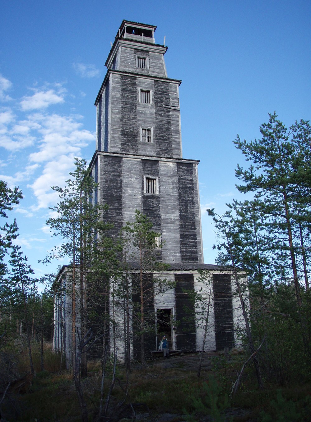 The full height of the Vasilisin lighthouse tower seen from the ground.